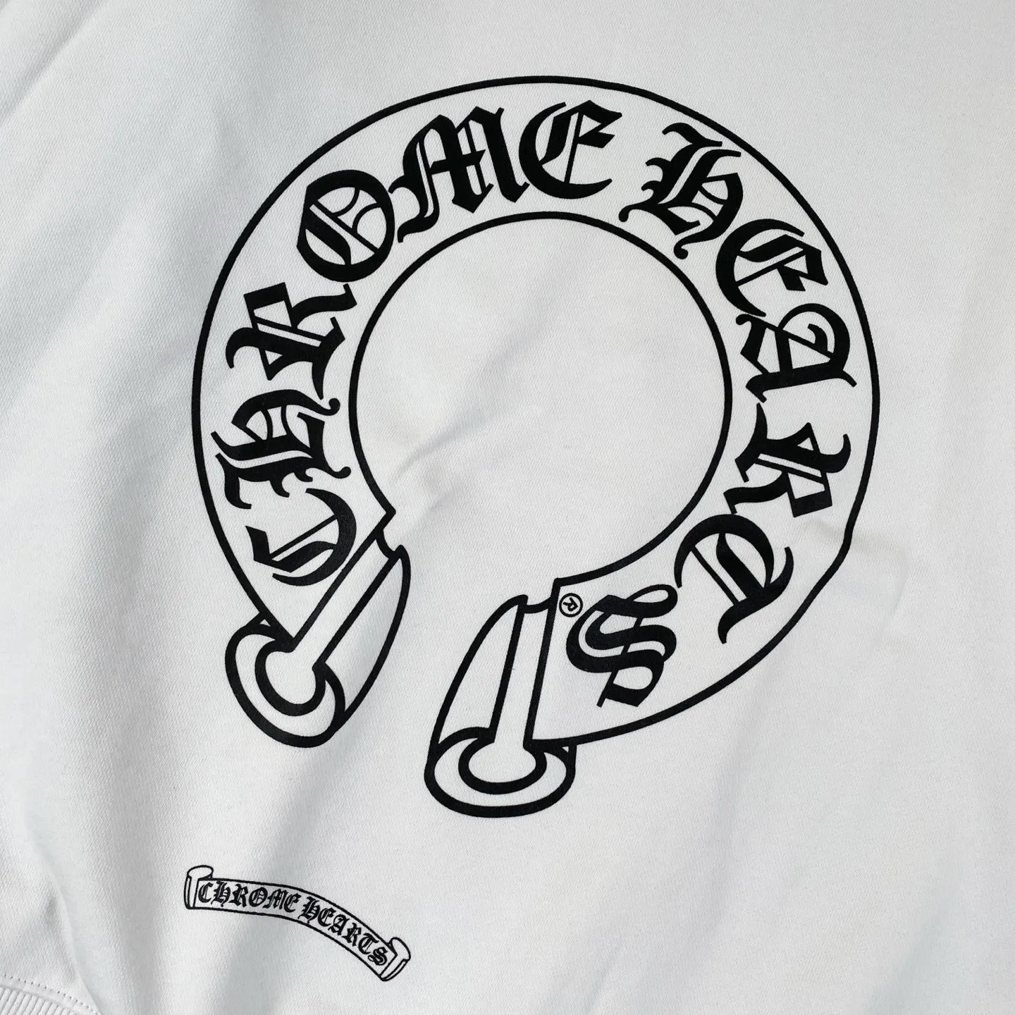 🅿️220 Chrome Hearts White arm cross flower Large horseshoe print on the back Harajuku style round neck sweatshirt Selected Xinjiang Chinese cotton fabric B1151 soft and delicate to the touch The upper body is full of texture Very light, comfortable and sporty loose version is not tight Easy to control without pressure The whole clothes is flat and has three-dimensional tailoring The upper body is awesome (the real top quality cannot be compared with the ordinary products in the market) Uses high-end printing Quality assurance The cuffs, neckline and hem are made of high-end ribbed fabric, which is comfortable and skin-friendly. It is not afraid of ironing. It is wear-resistant and can be washed with water. You can buy it with confidence!  Restore the most authentic 100% texture/customized official website original three-label hem, collar, cuffs, ribbed pattern production/cap hole electroplated hardware/customized zipper (purchasing-grade quality ❗️No pressure to enter and exit the counter at will) Quality control is in place, feel free to buy ✅ Color: White Size: S—L